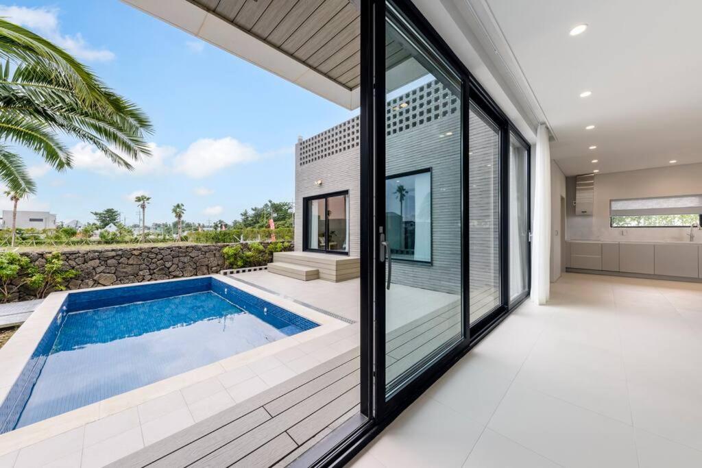 Dabin Monterrey Private Poolvilla Pension