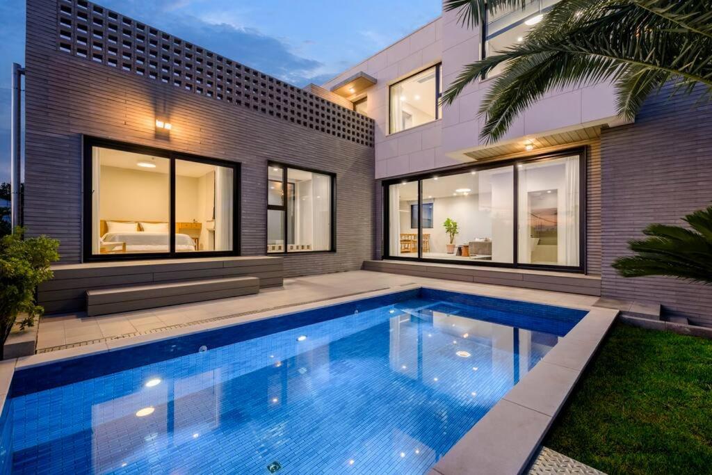 Dabin Monterrey Private Poolvilla Pension