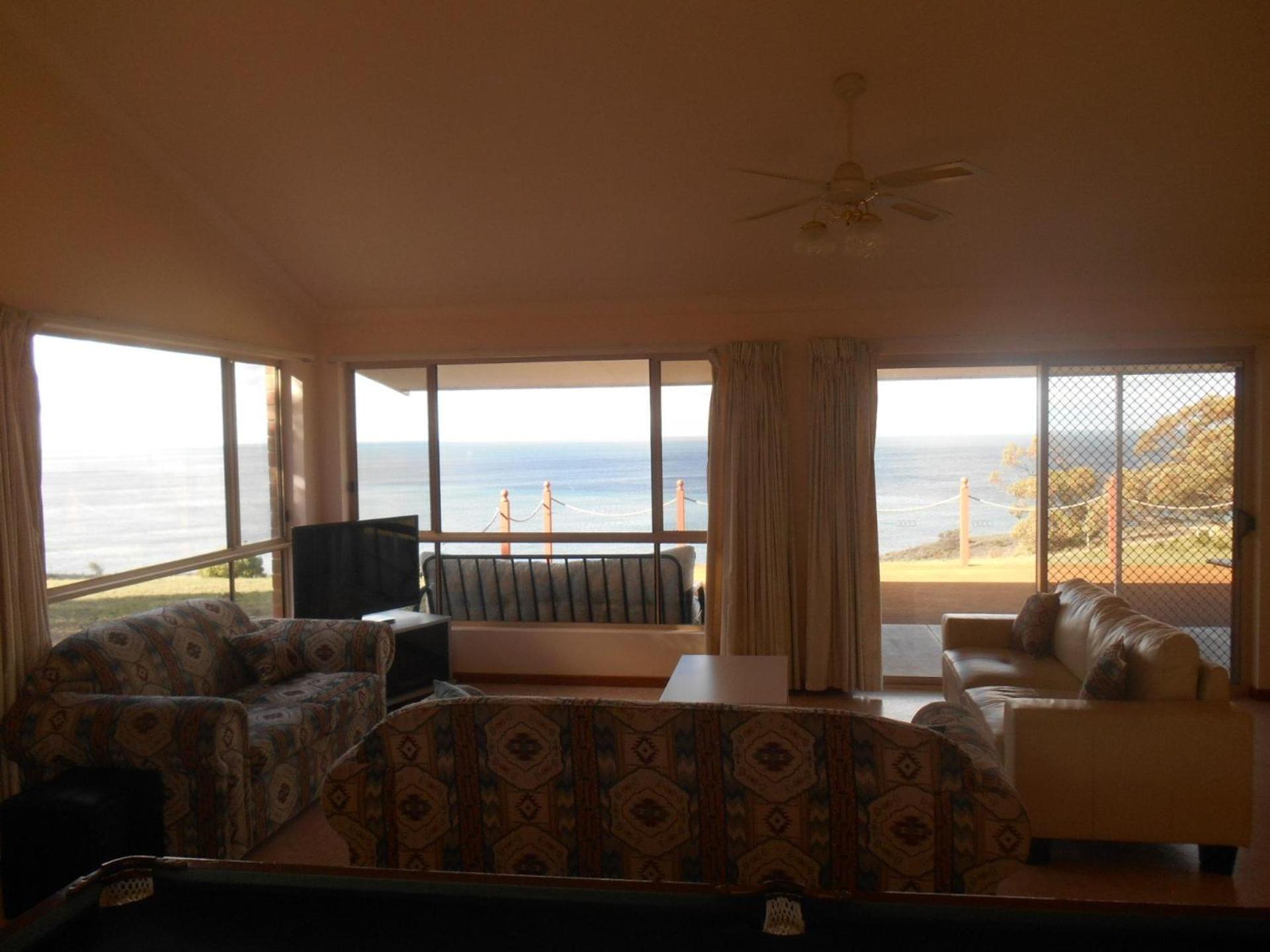 Ebb N Flow Beach House - Stansbury