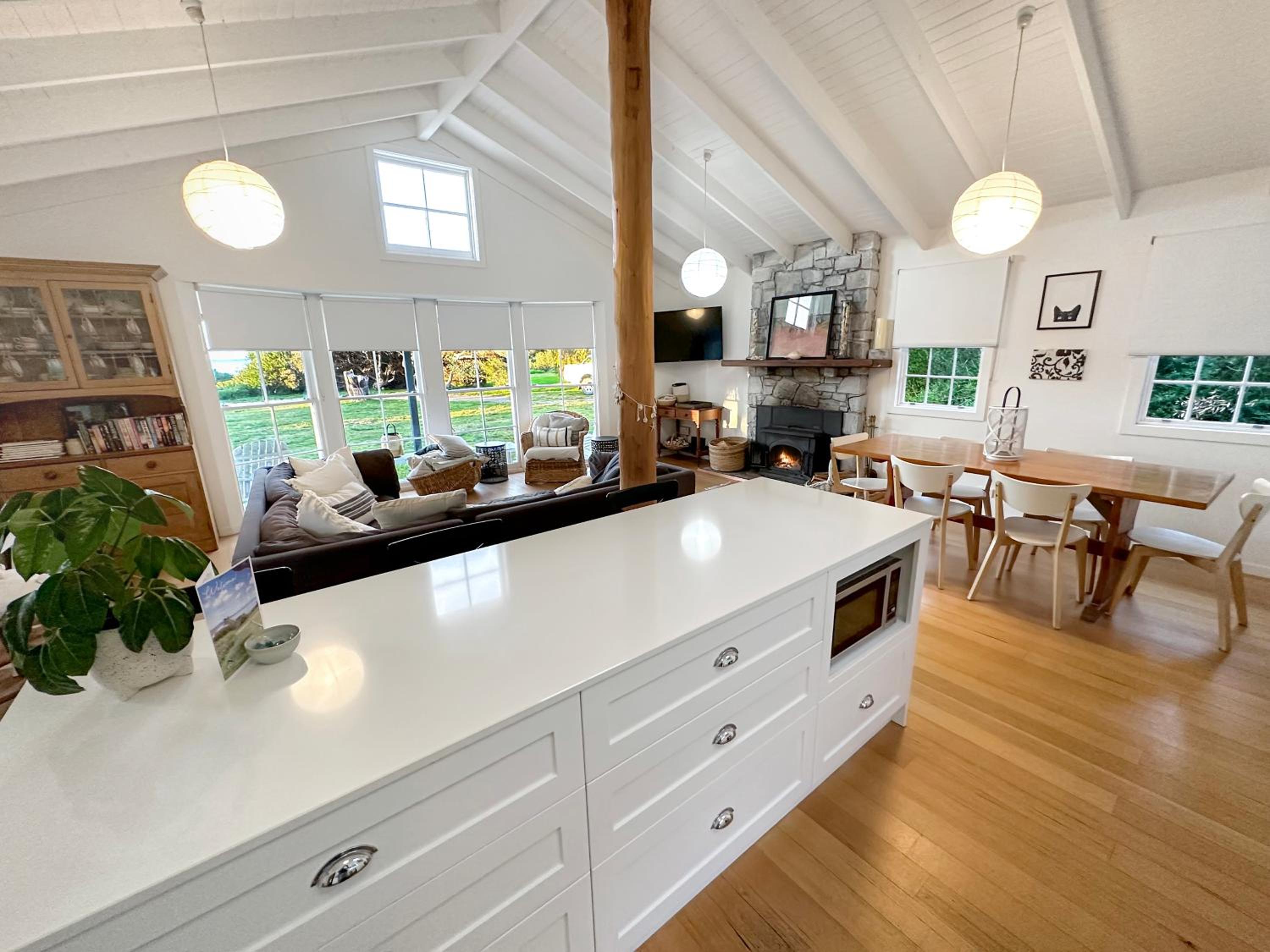 White Shell Cottage - Woodfire & Beachfront