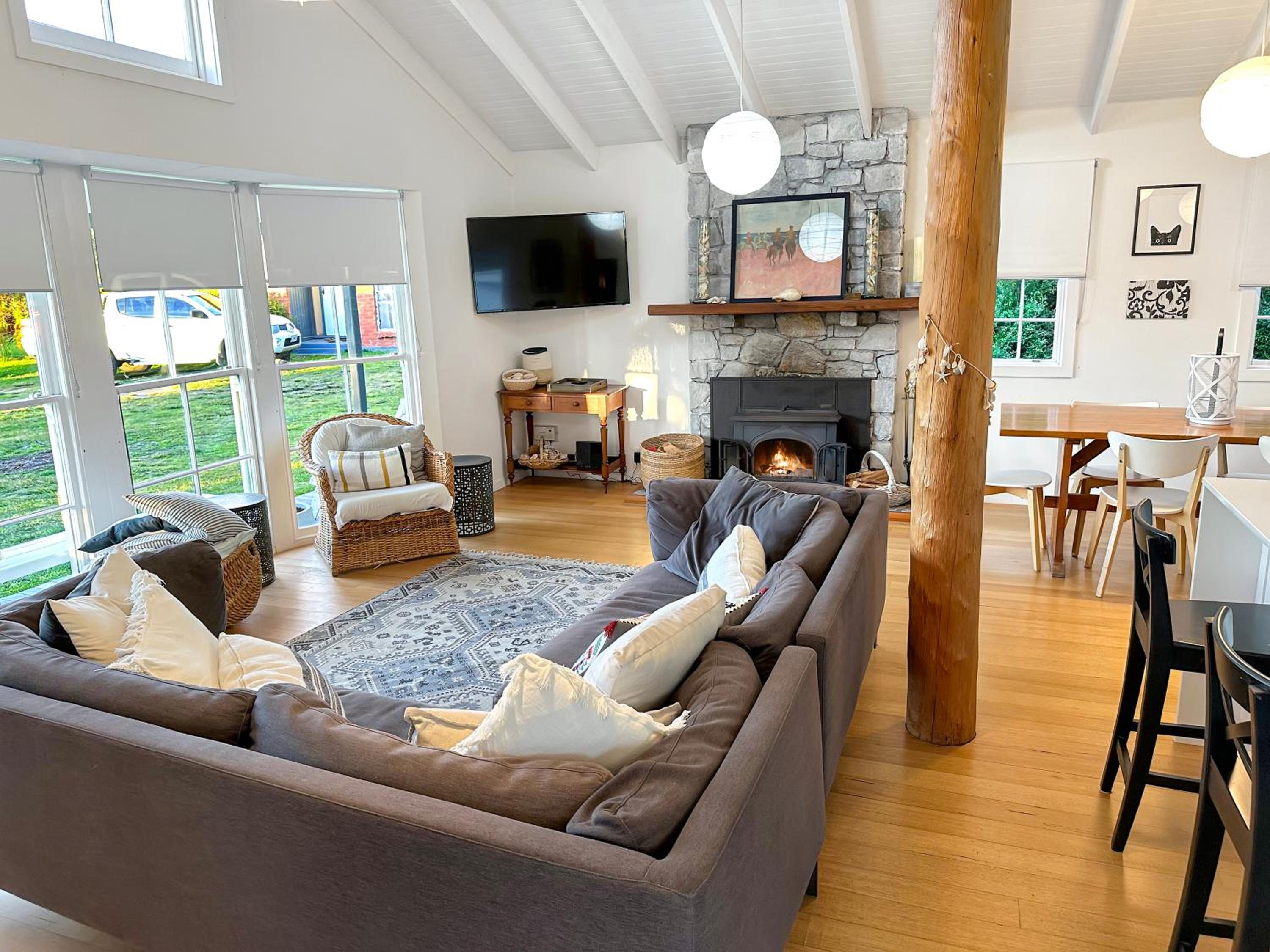 White Shell Cottage - Woodfire & Beachfront