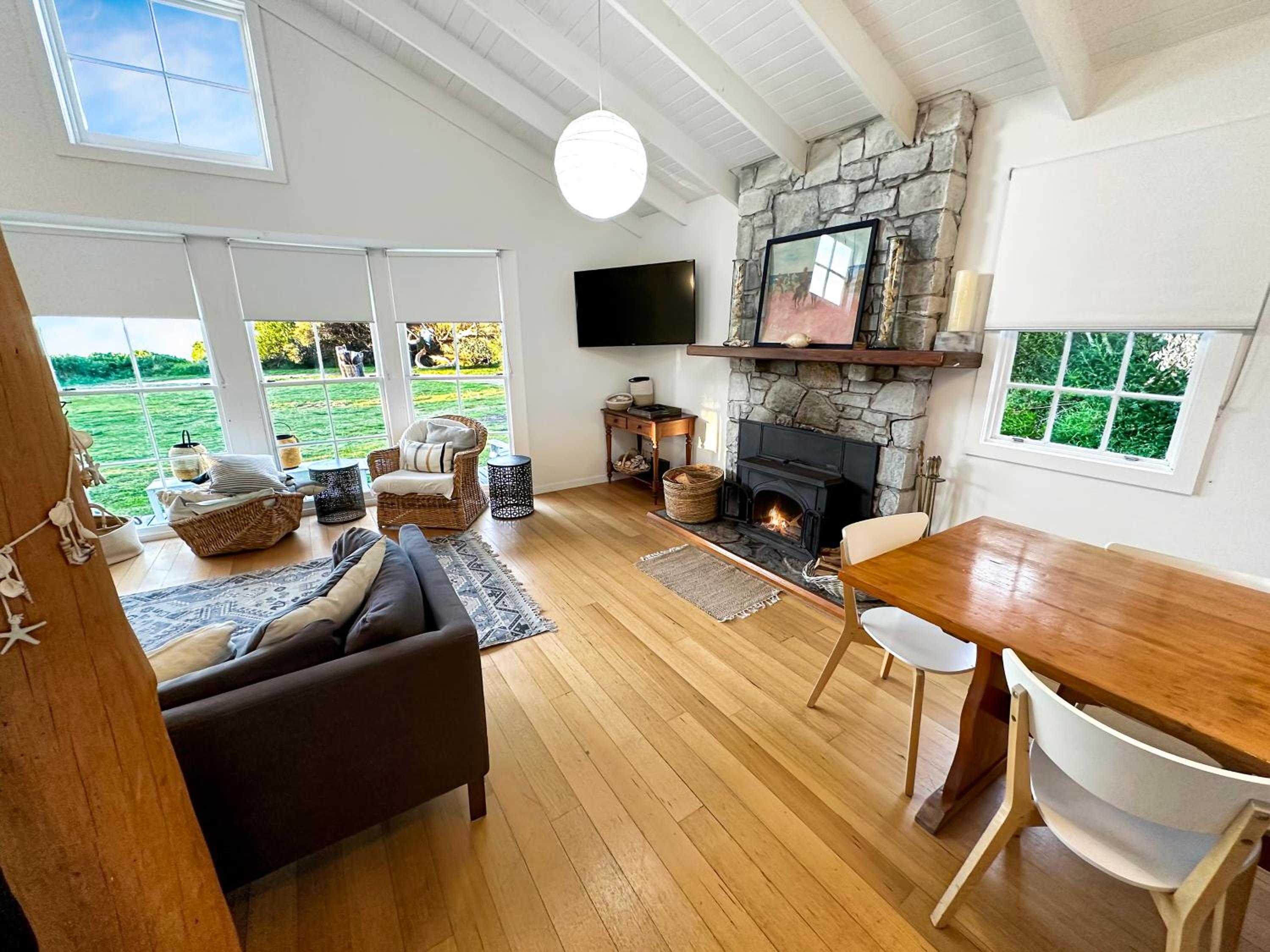 White Shell Cottage - Woodfire & Beachfront