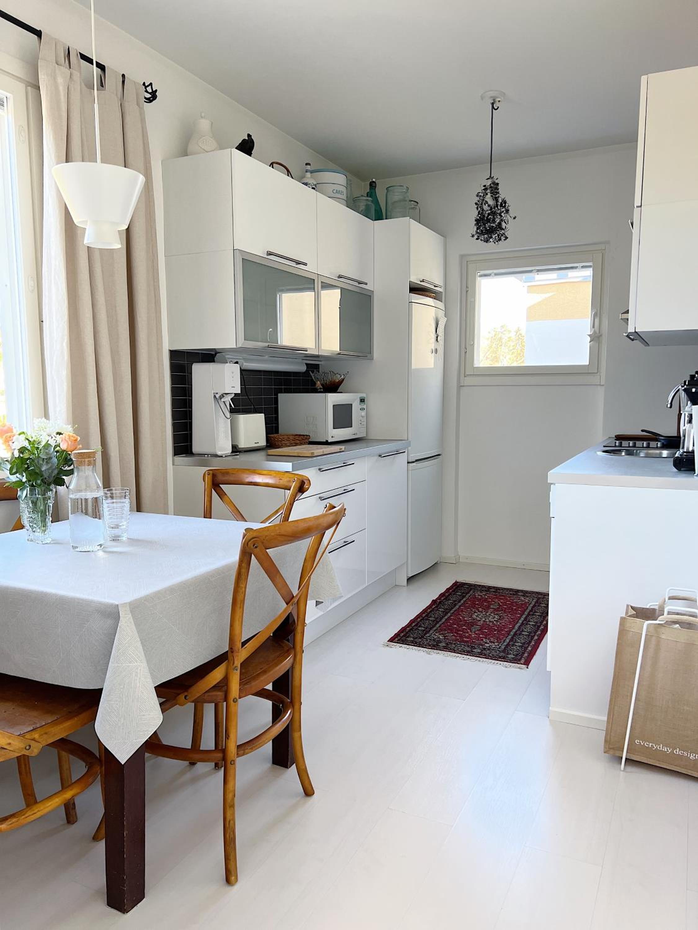 Cozy 1 bedroom apartment with free parking view 3