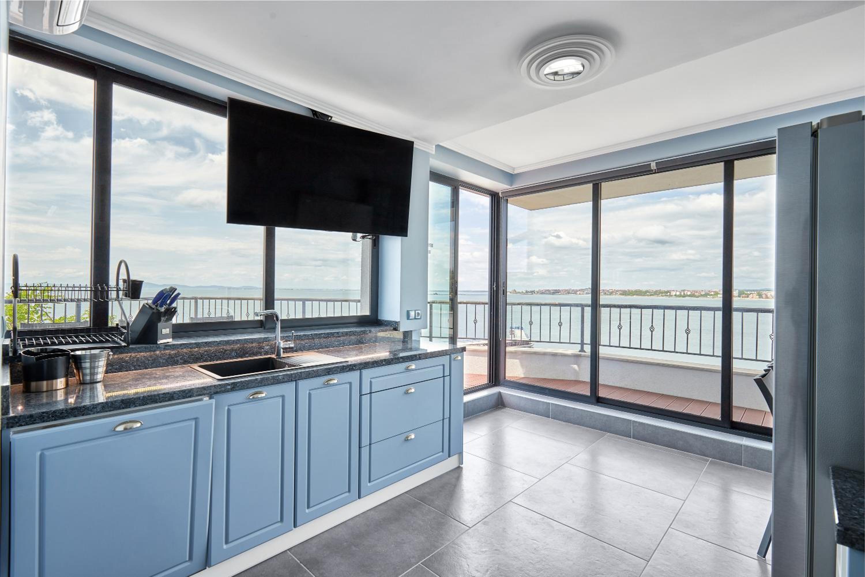 3BD Beach Paradise with a Stunning View with Parking by Flat Mаnаger