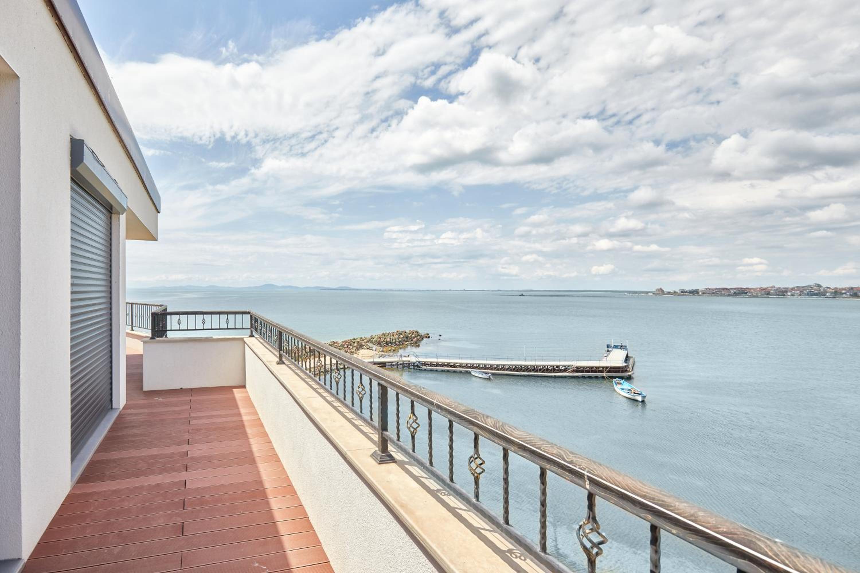 3BD Beach Paradise with a Stunning View with Parking by Flat Mаnаger