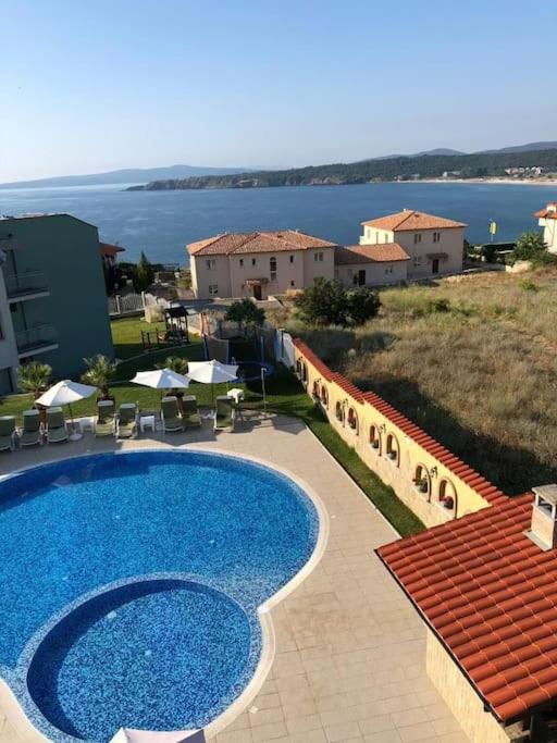 Gorgeous, 1 Bed Apt, Sea Views.