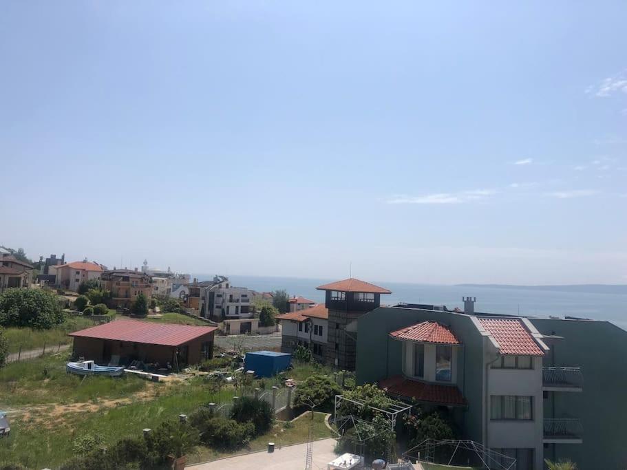Gorgeous, 1 Bed Apt, Sea Views.