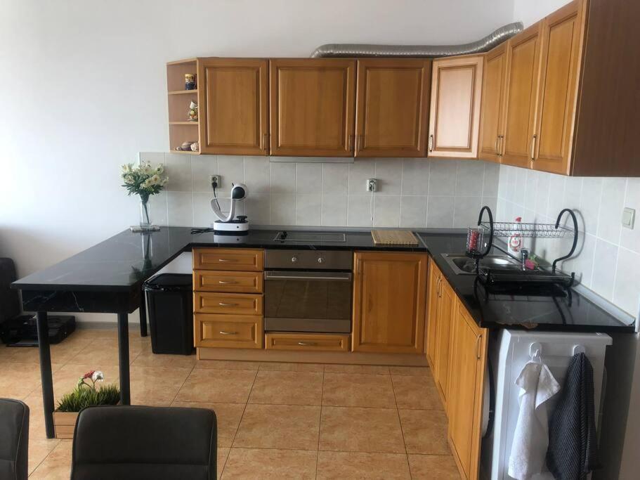 Gorgeous, 1 Bed Apt, Sea Views.