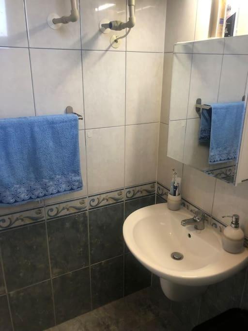 Gorgeous, 1 Bed Apt, Sea Views.