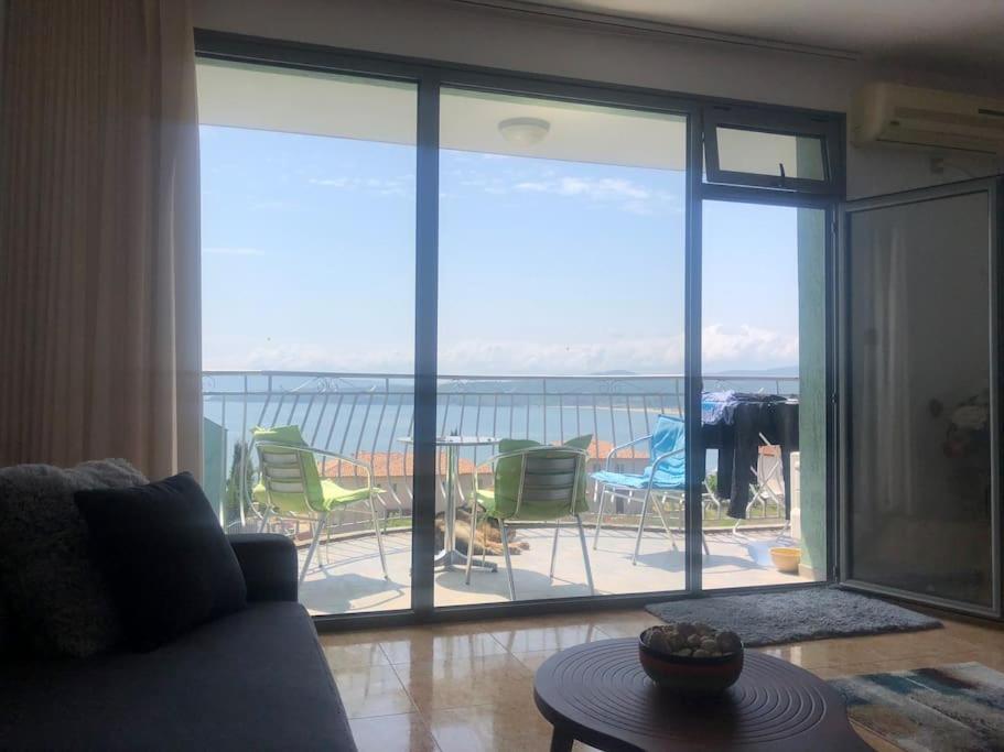 Gorgeous, 1 Bed Apt, Sea Views.