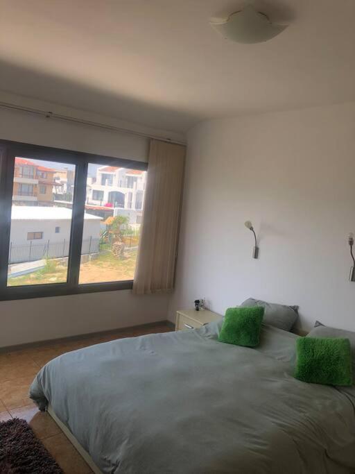 Gorgeous, 1 Bed Apt, Sea Views.