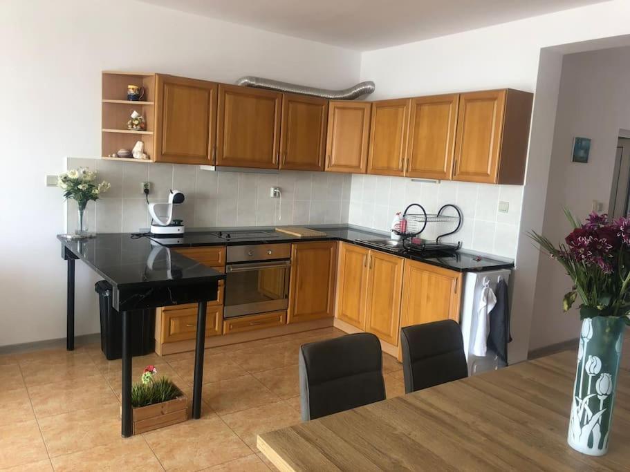 Gorgeous, 1 Bed Apt, Sea Views.