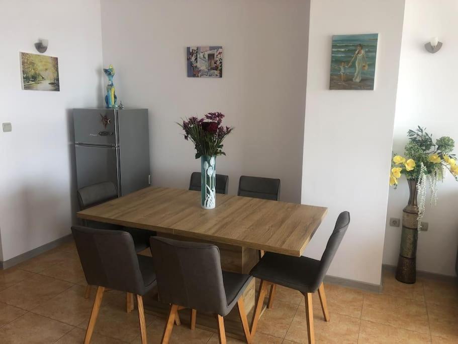 Gorgeous, 1 Bed Apt, Sea Views.