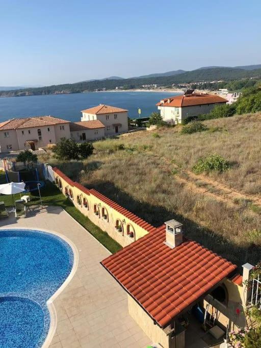 Gorgeous, 1 Bed Apt, Sea Views.