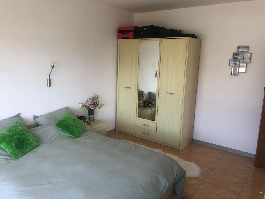 Gorgeous, 1 Bed Apt, Sea Views.