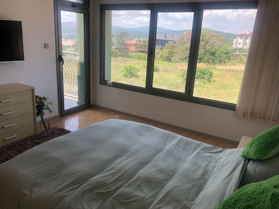 Gorgeous, 1 Bed Apt, Sea Views.