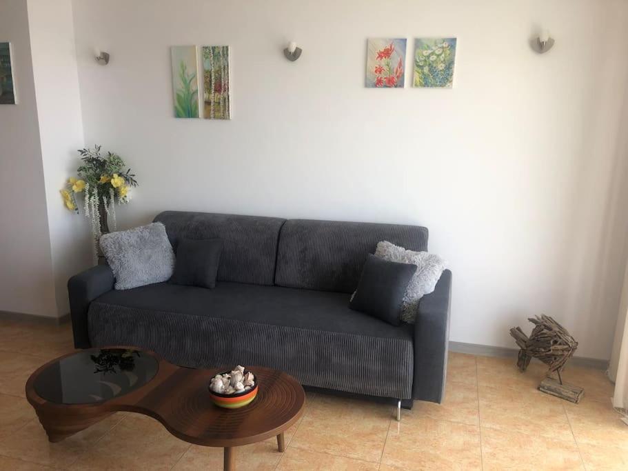 Gorgeous, 1 Bed Apt, Sea Views.
