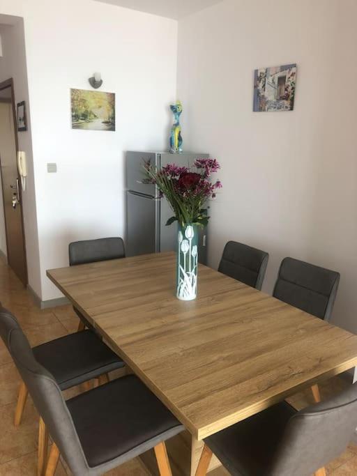 Gorgeous, 1 Bed Apt, Sea Views.