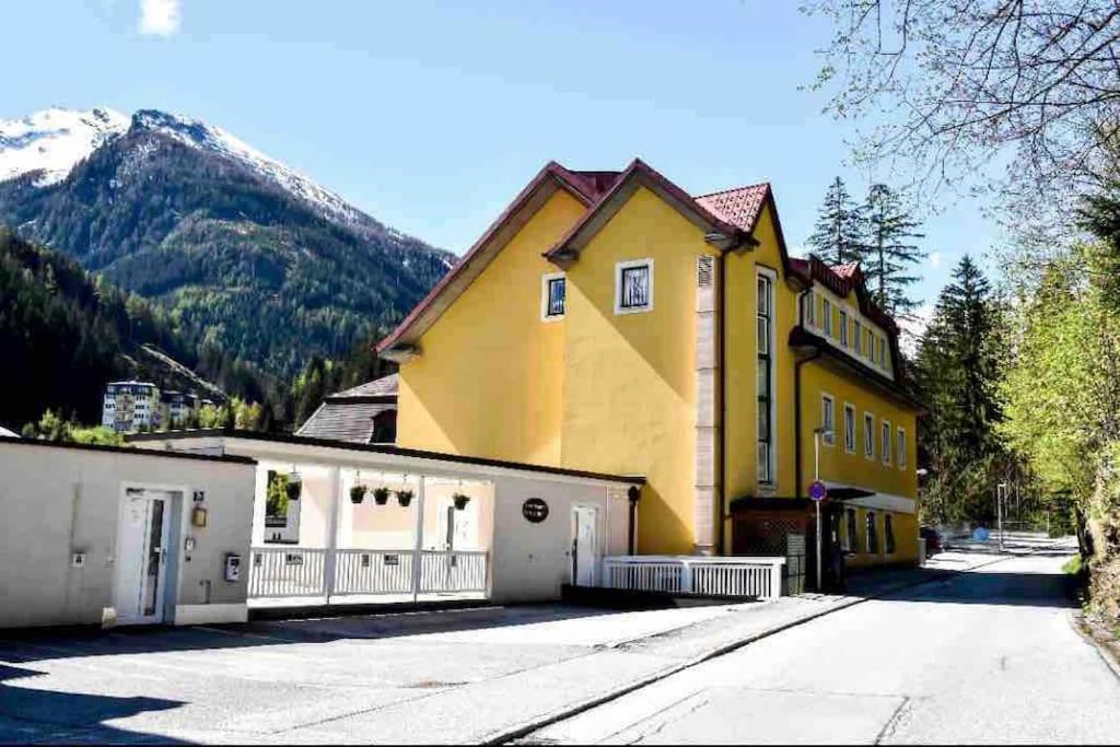 Brand-new, central apartment w/ VIEWS