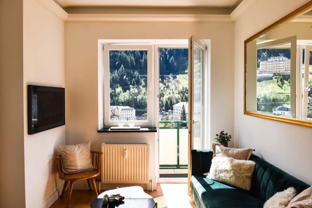 Brand-new, central apartment w/ VIEWS