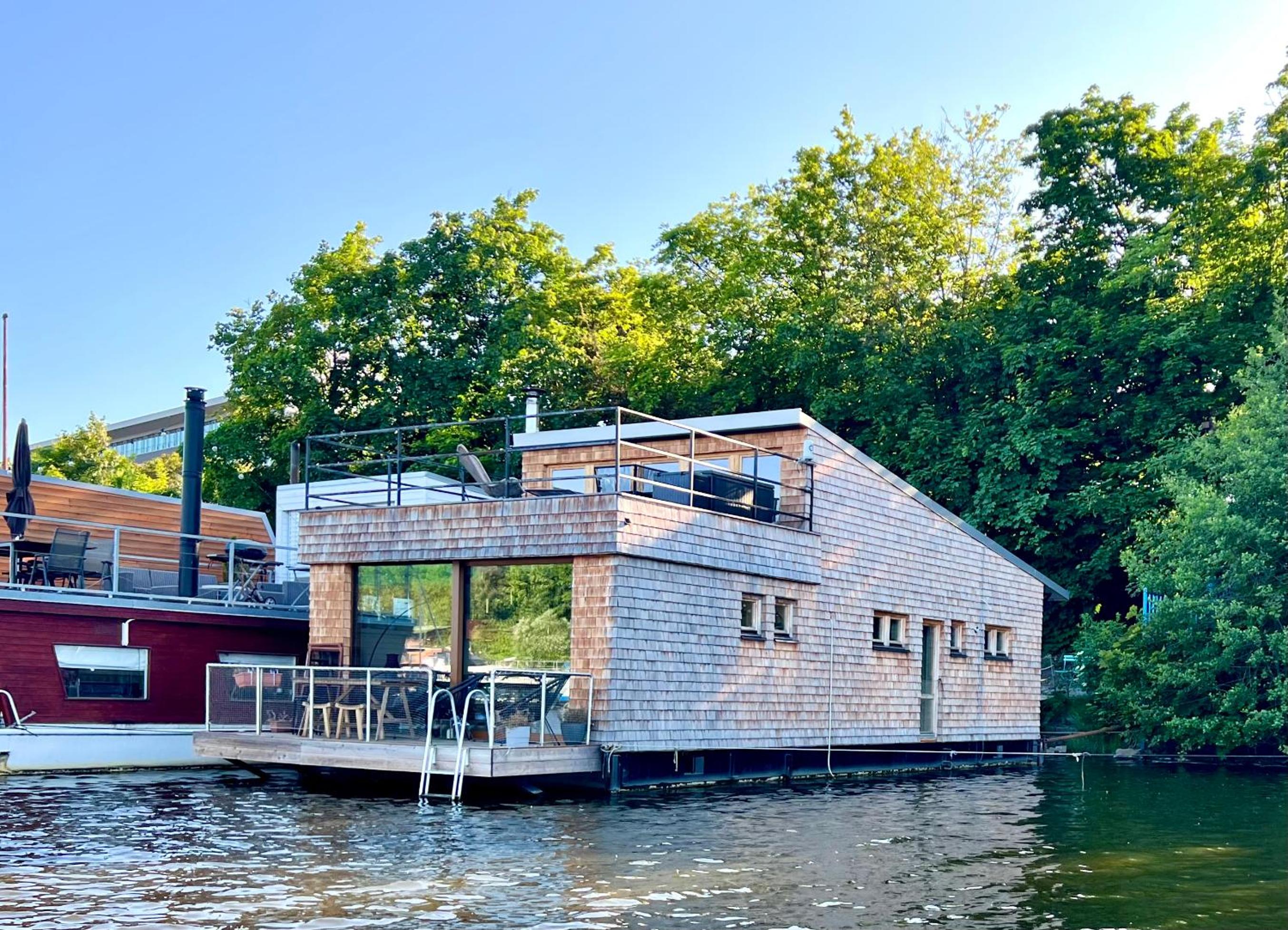HOUSEBOAT FRED Prague