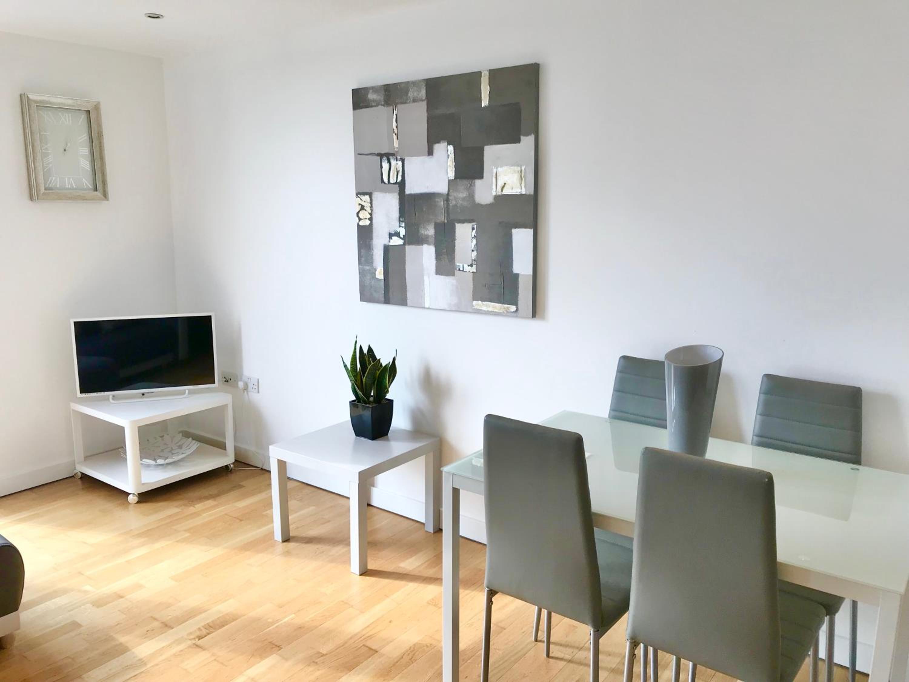 Town & Quiet - 1 Bed - Fast Fibre - Free Parking view 4