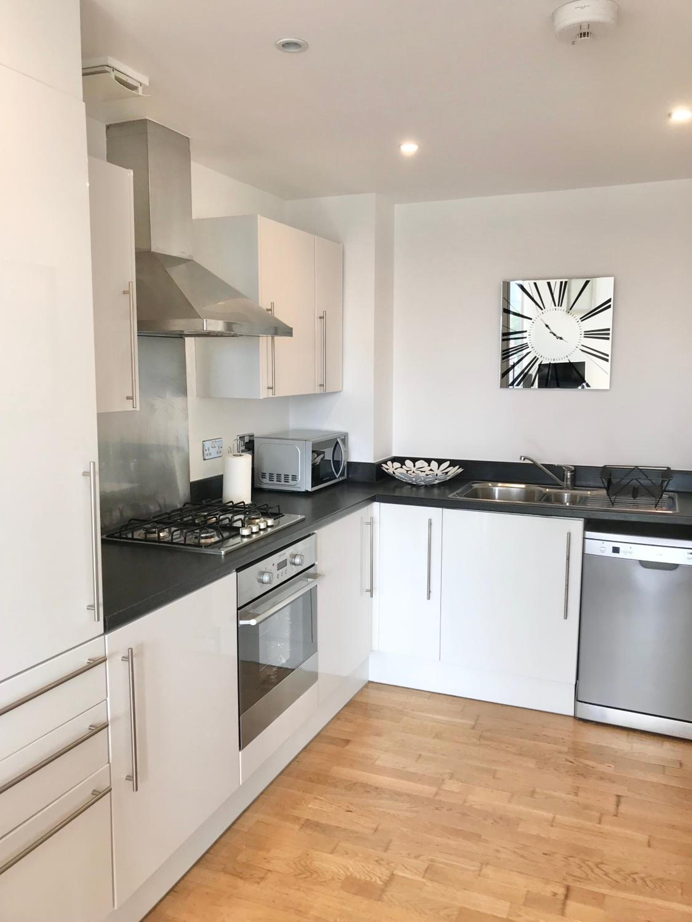 Town & Quiet - 1 Bed - Fast Fibre - Free Parking view 5