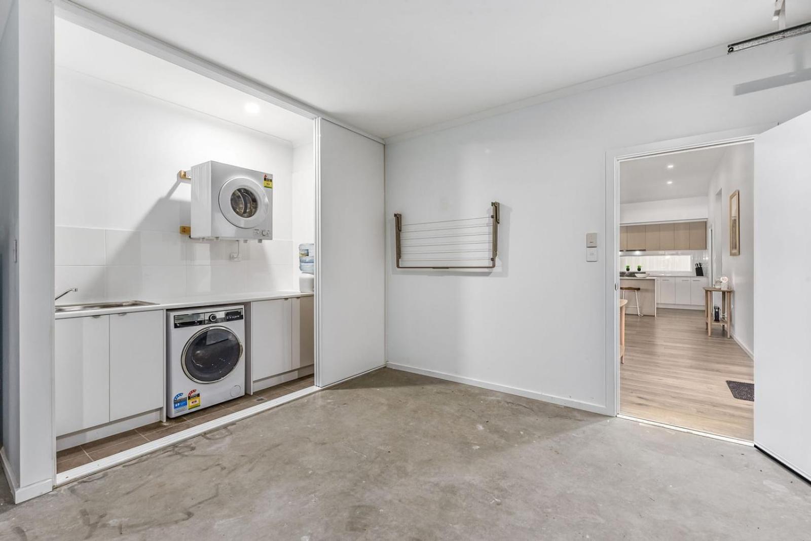 Bright & Easy - Address is 7 Cobb & C Way Pet Friendly Inside