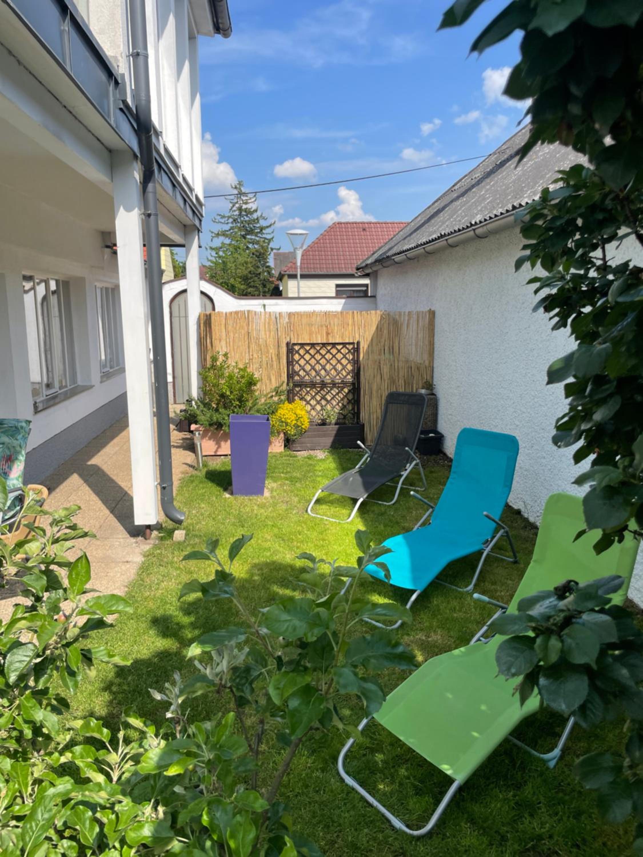 Cozy Apartment next Outlet Center & Airport with Pool & Garden