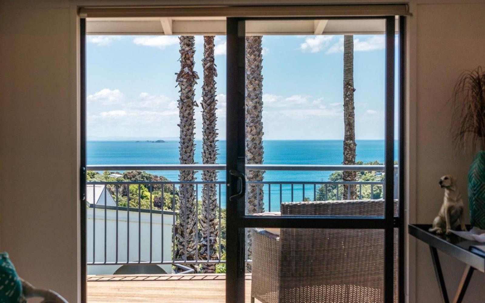 Cosy Palm Beach Cottage with Spectacular Seaviews