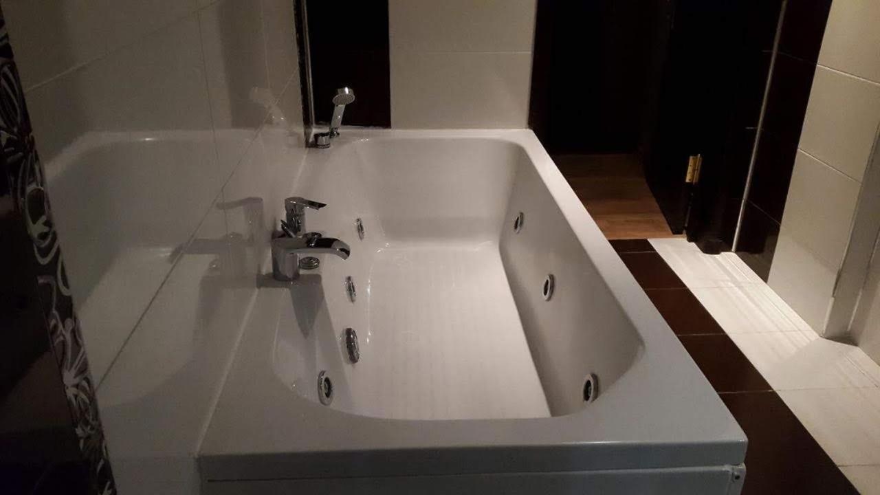 Viva 3 room apartment with jacuzzi two kilometers from the center