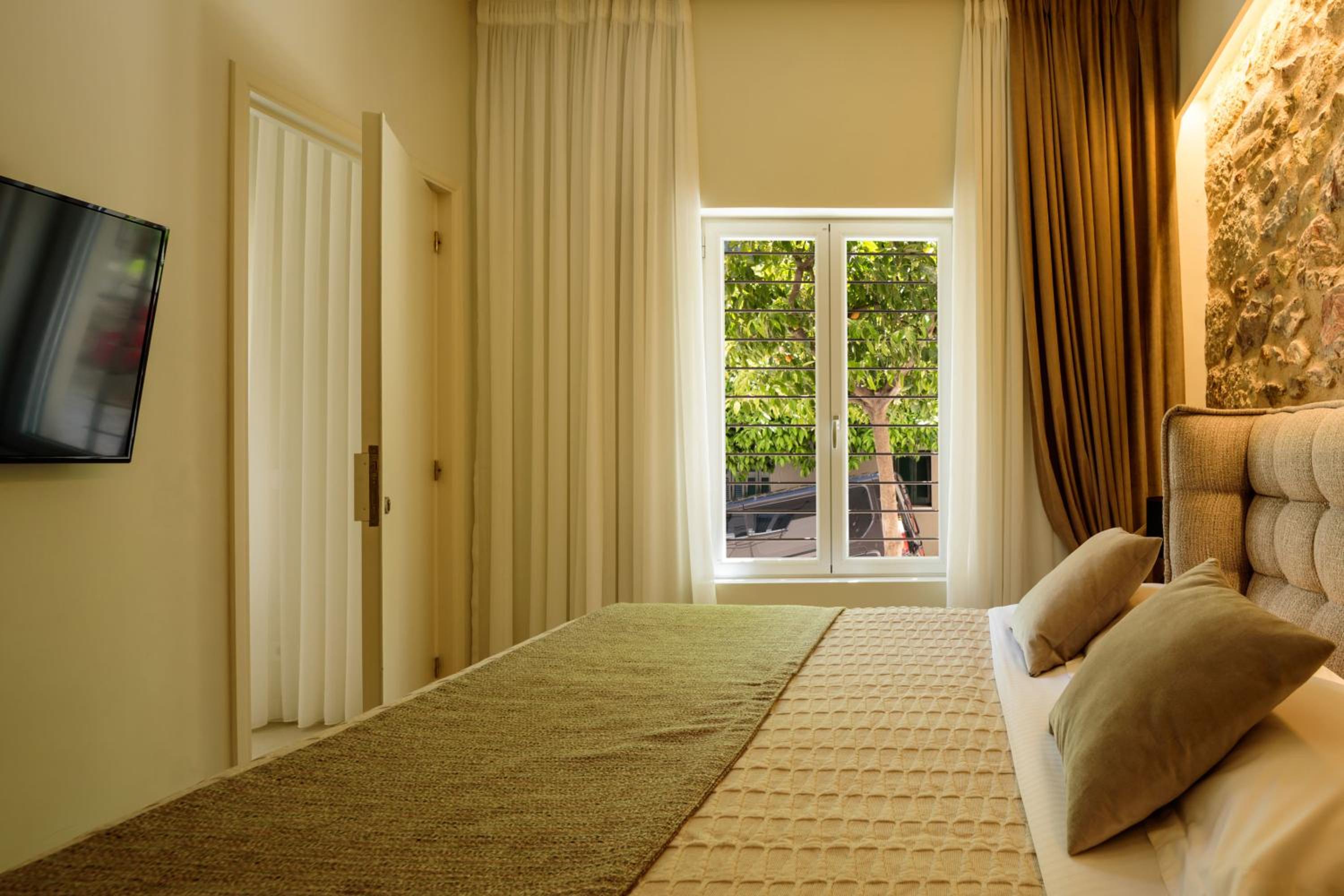 THIRAMENOUS RESIDENCE