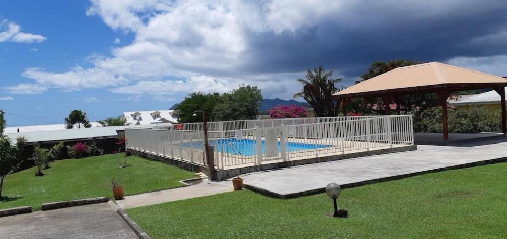 Ti'bakoua à Sainte-luce Plage et piscine view 3