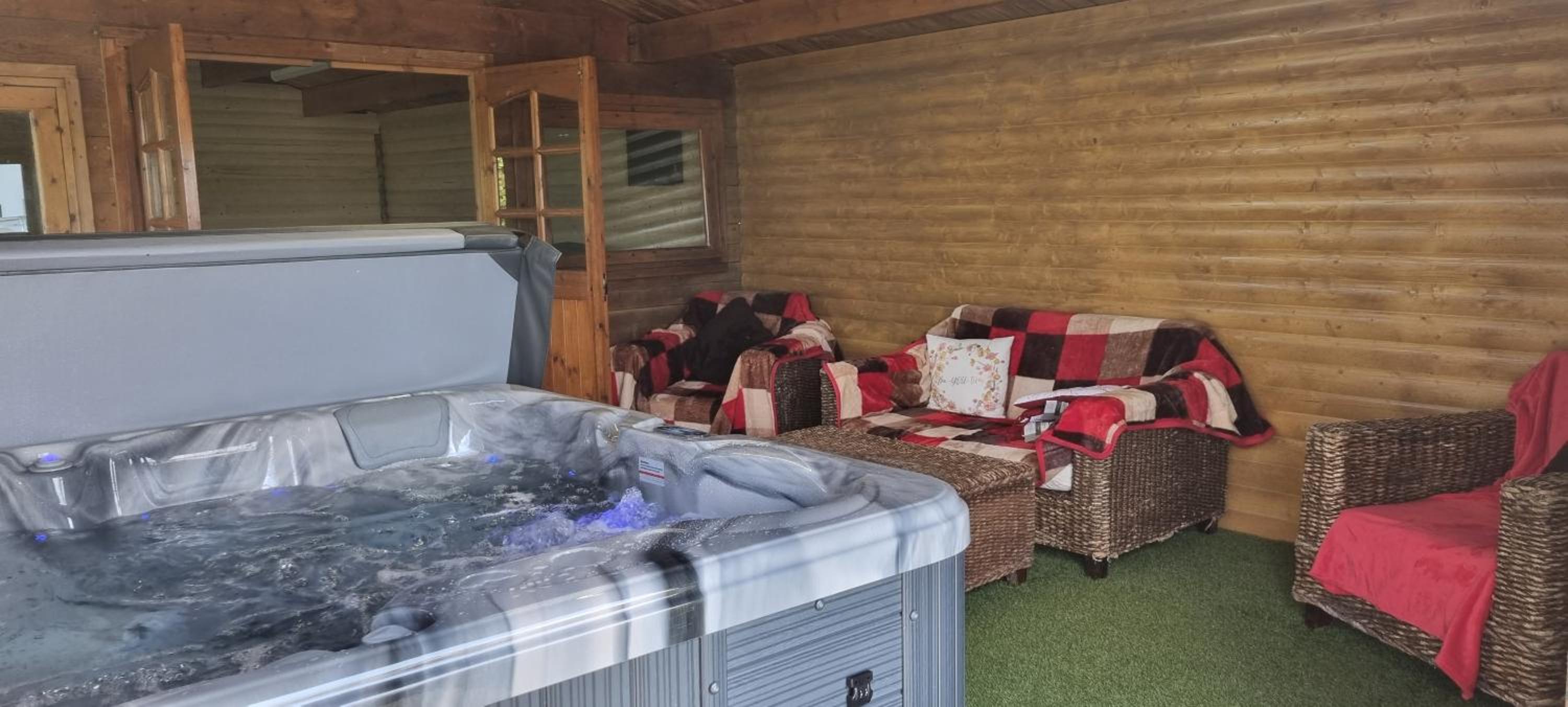 Hotel Graces Place With Hot Tub & Games Room