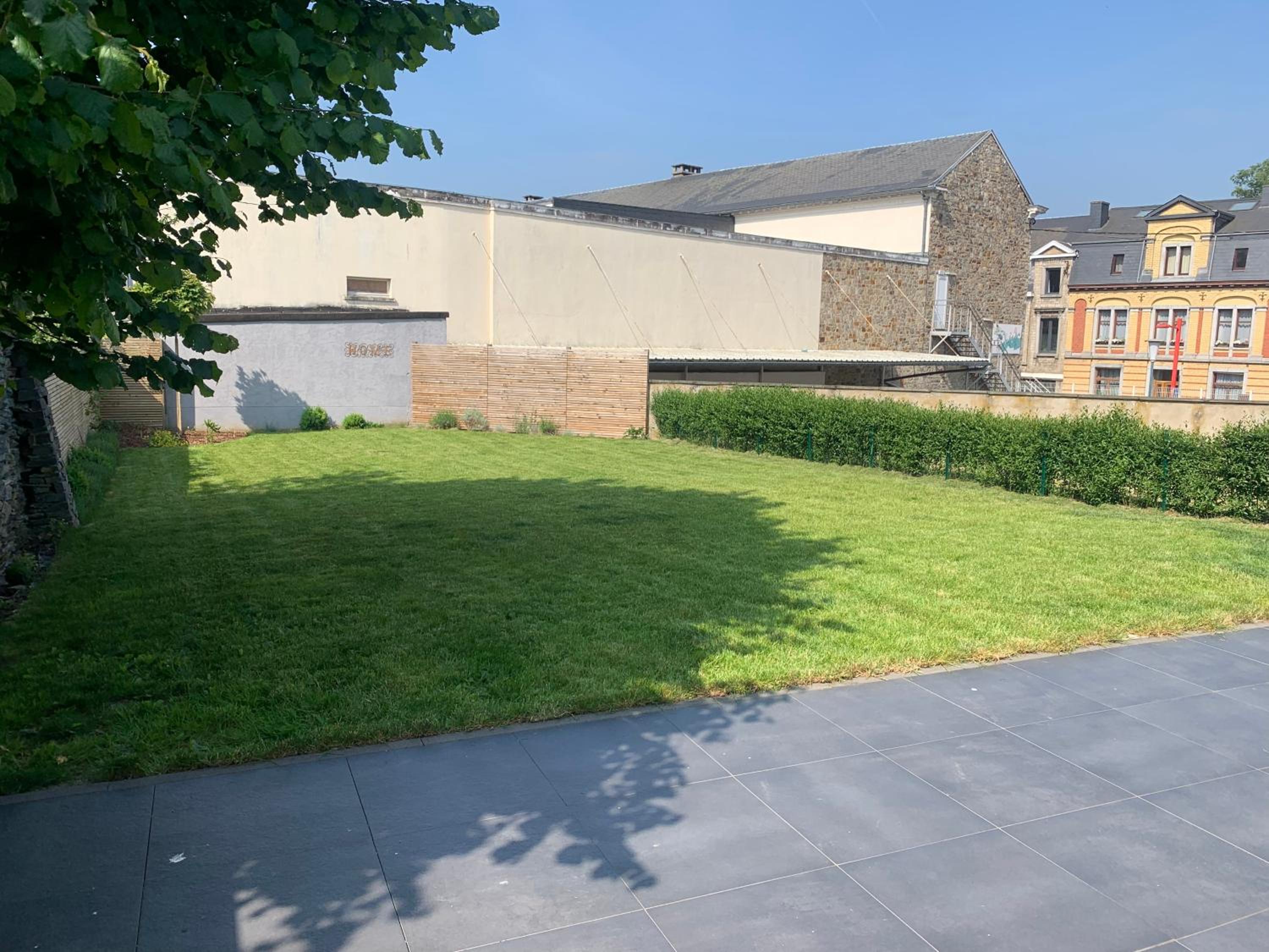 Maison en plein centre avec terrasse et jardin