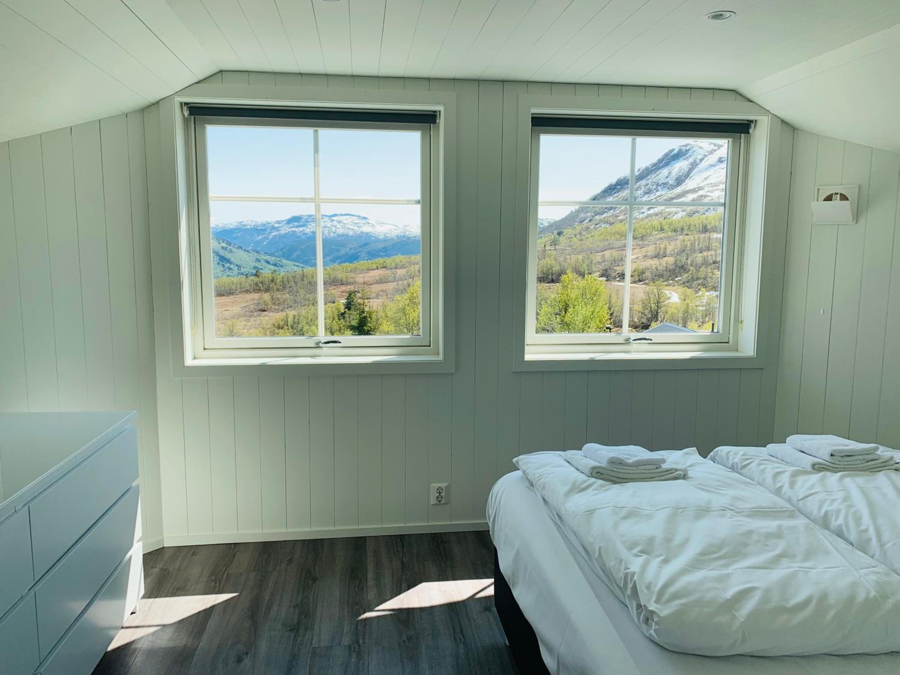 Grand and modern cabin view 3