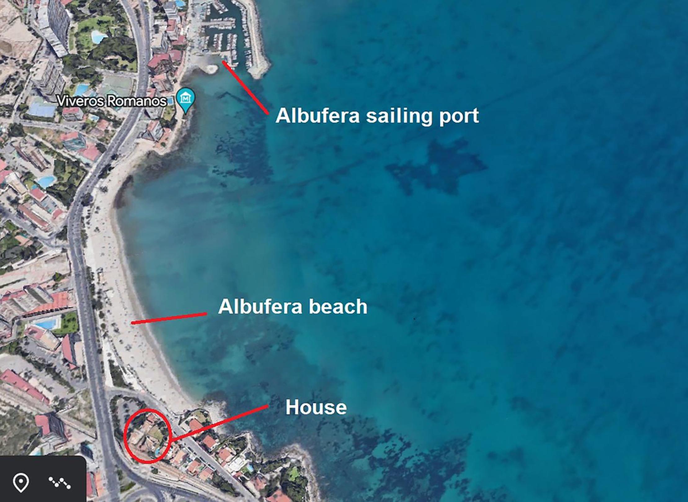 Great villa, Sea views, 20 secs walk to the beach, BBQ, 9 people, 5 mins car from Alicante city center, sailing club 3 mins walk view 3