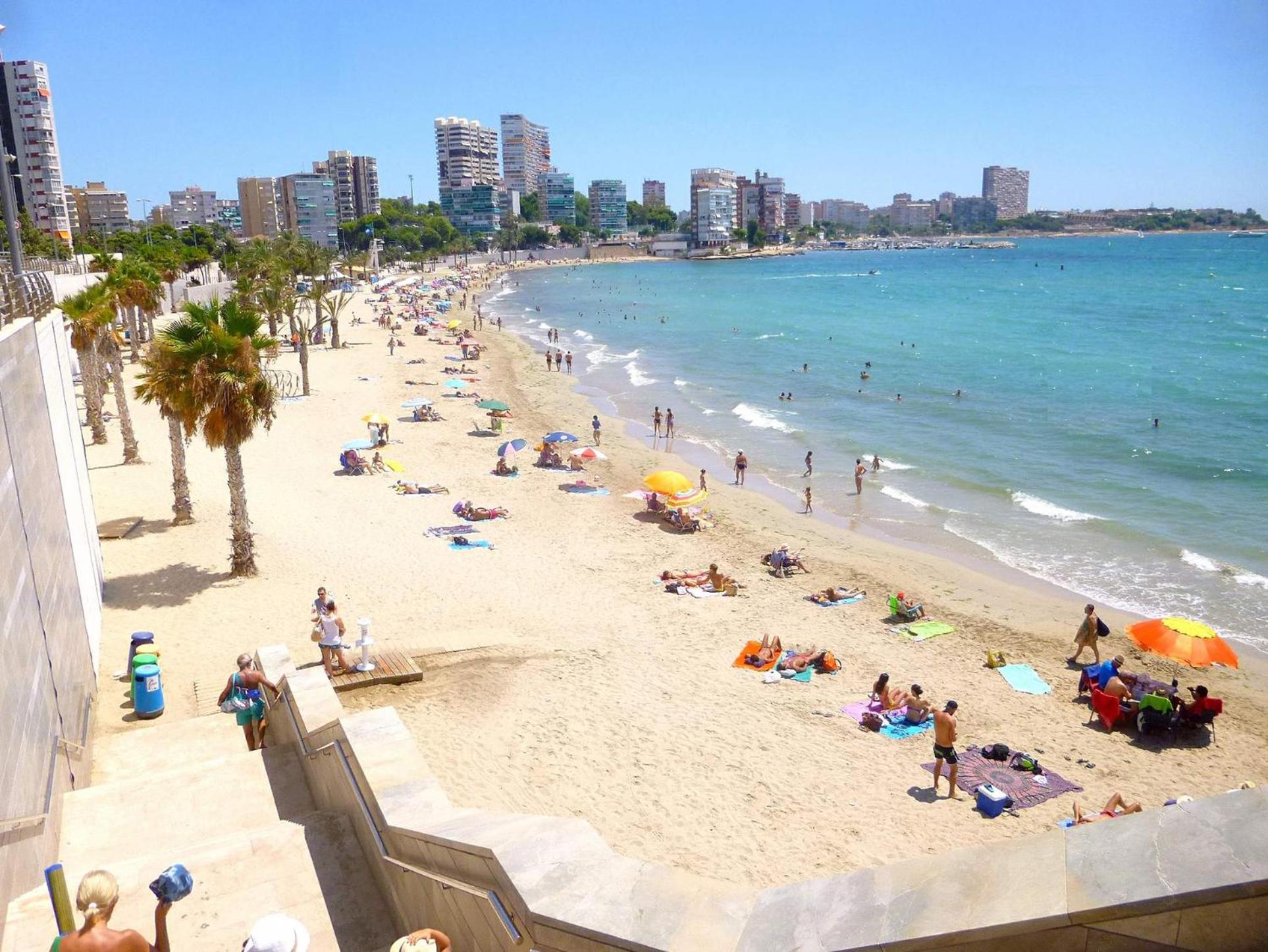 Great villa, Sea views, 20 secs walk to the beach, BBQ, 9 people, 5 mins car from Alicante city center, sailing club 3 mins walk view 5