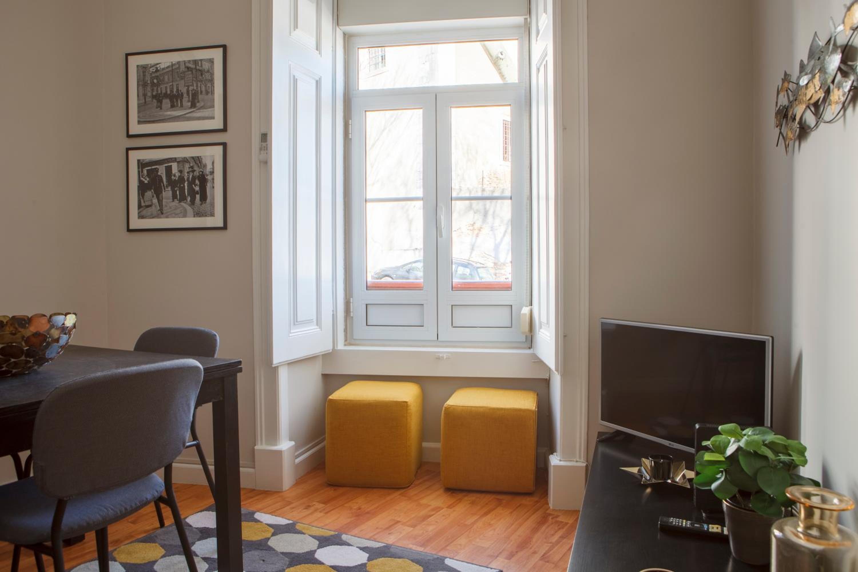 Alfama Graça district typical & bright , 3 bedroom apartment with AC 1st floor view 2