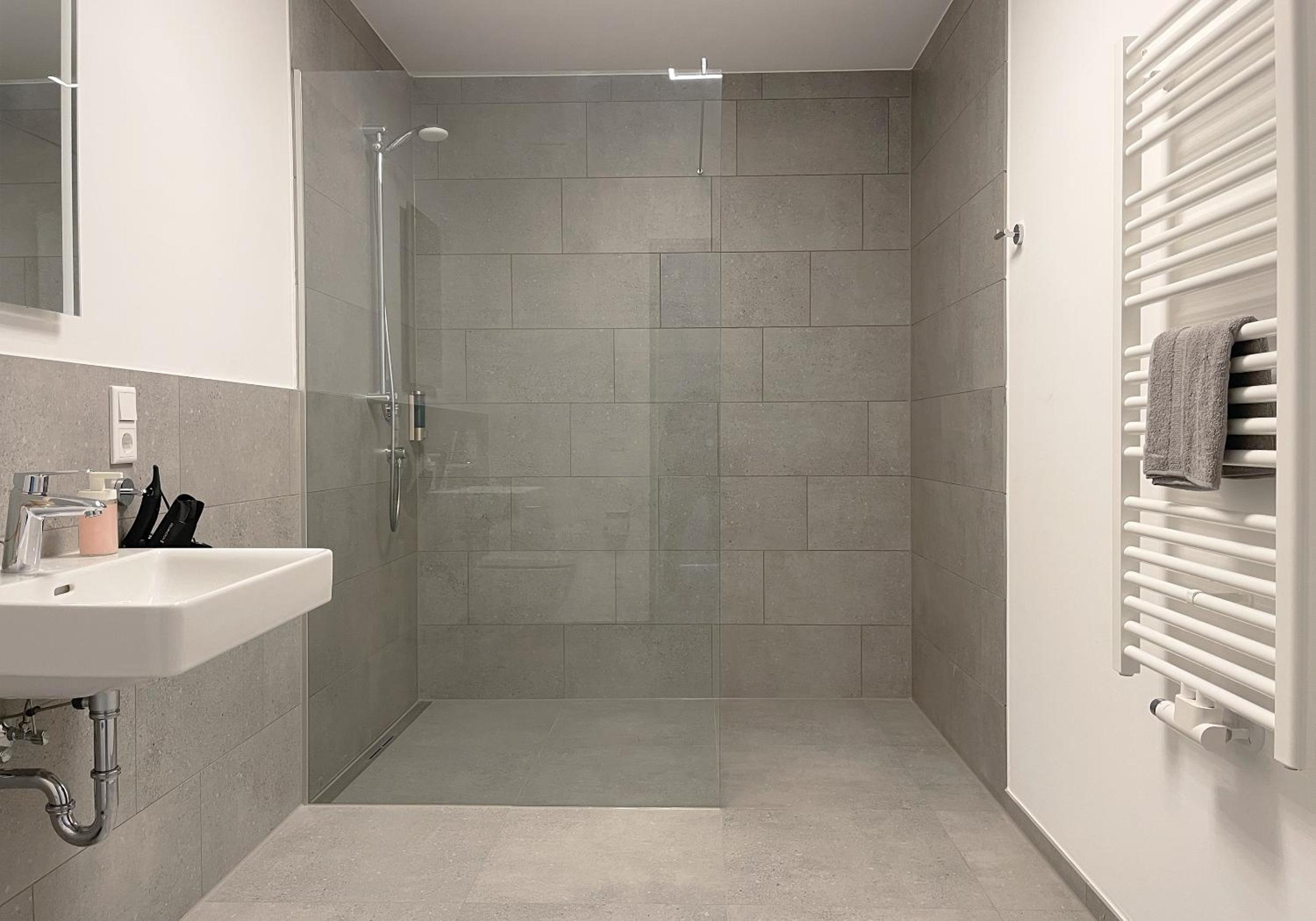 Moderne Apartments im Herzen der Stadt I private Tiefgarage mit Ladesäulen I home2share