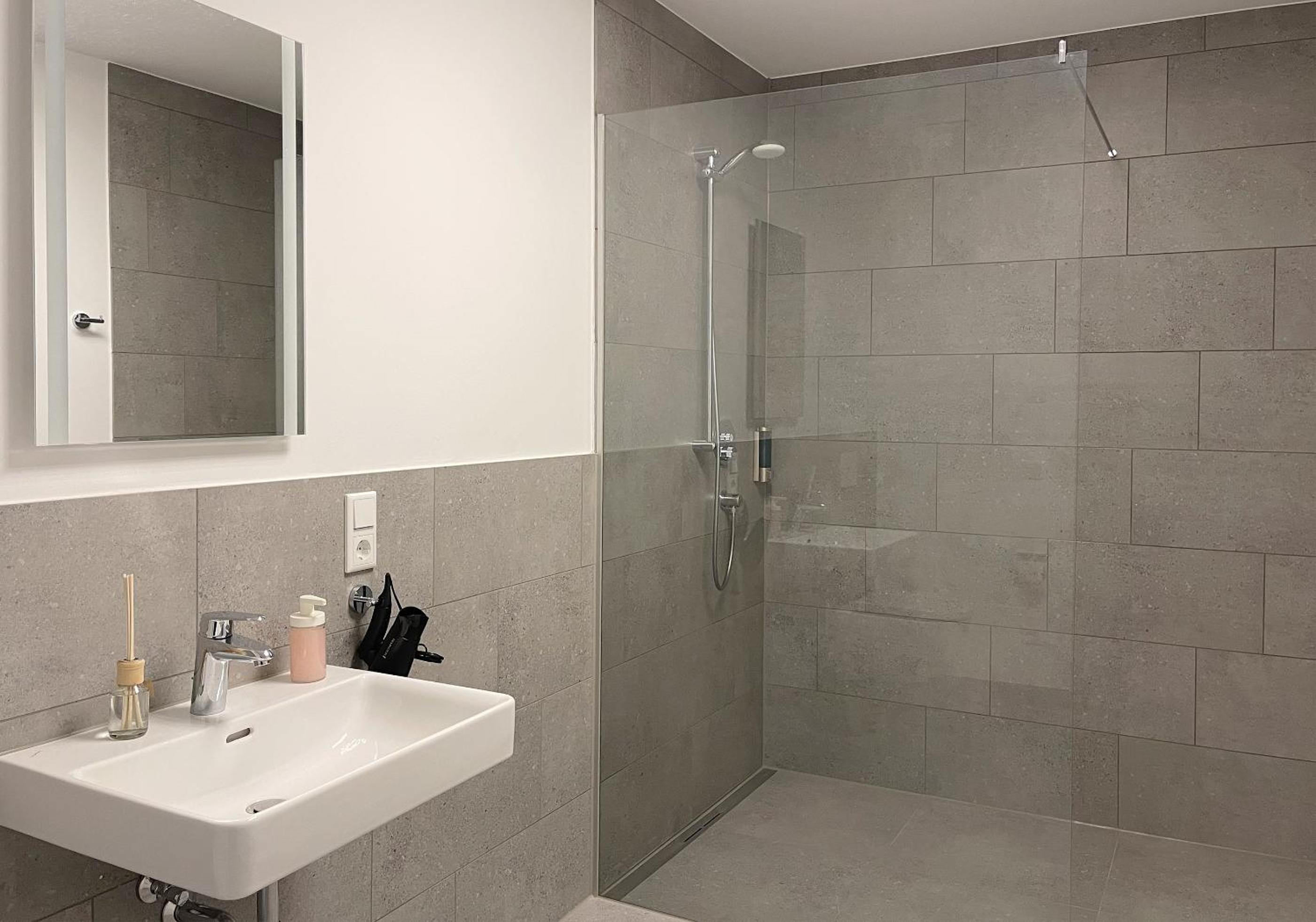 Moderne Apartments im Herzen der Stadt I private Tiefgarage mit Ladesäulen I home2share