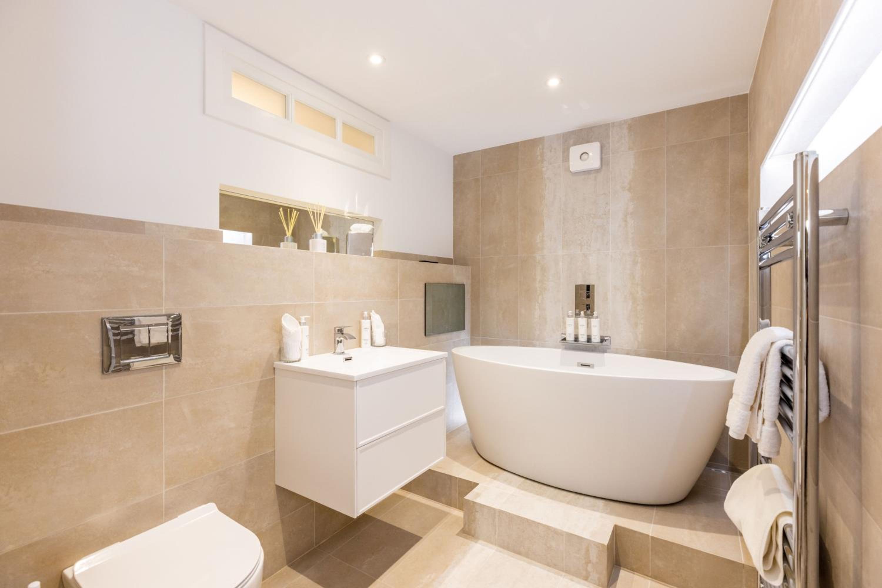 RÌGH Properties - Luxury West End Artisan Apartment