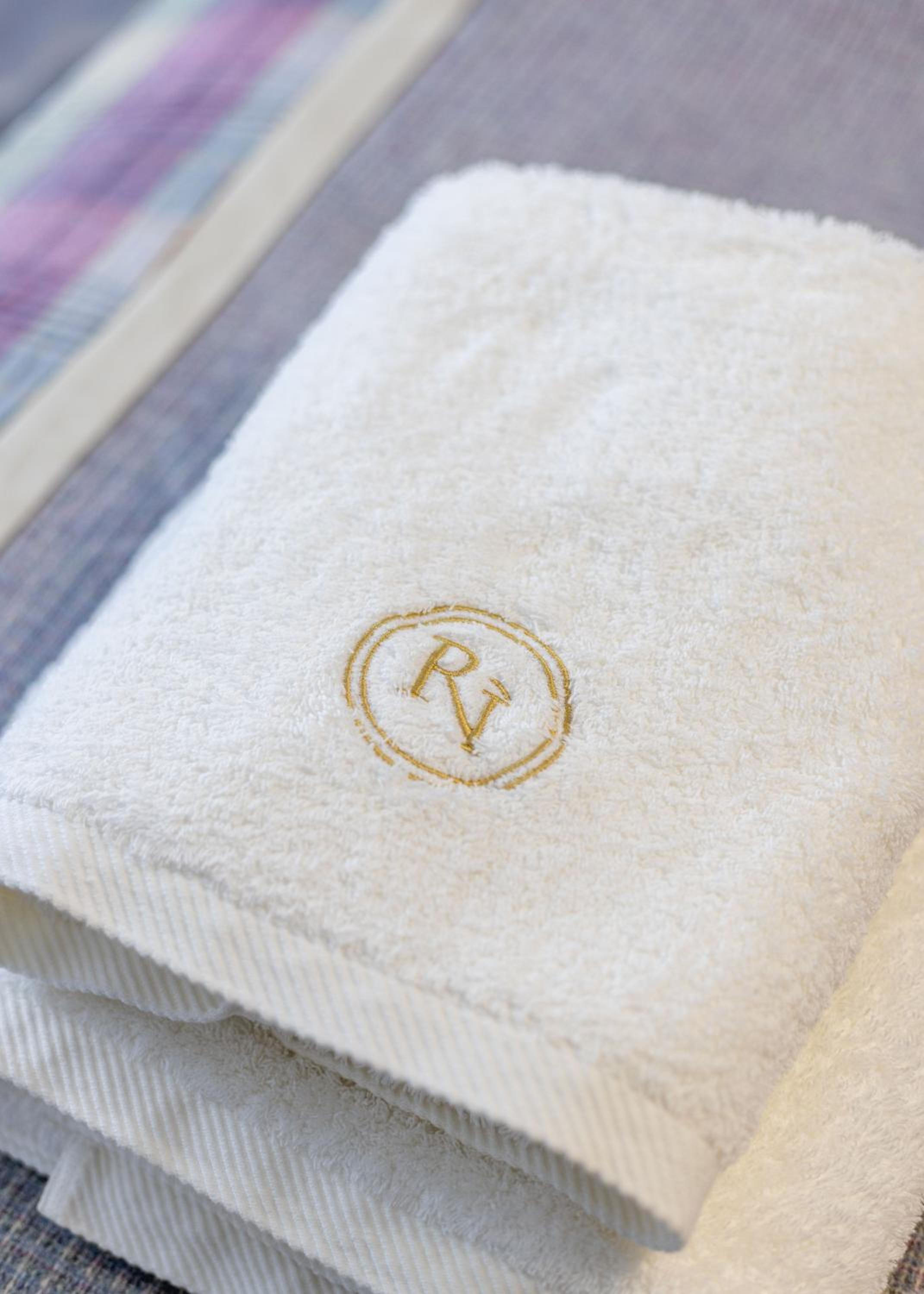 RÌGH Properties - Luxury West End Artisan Apartment