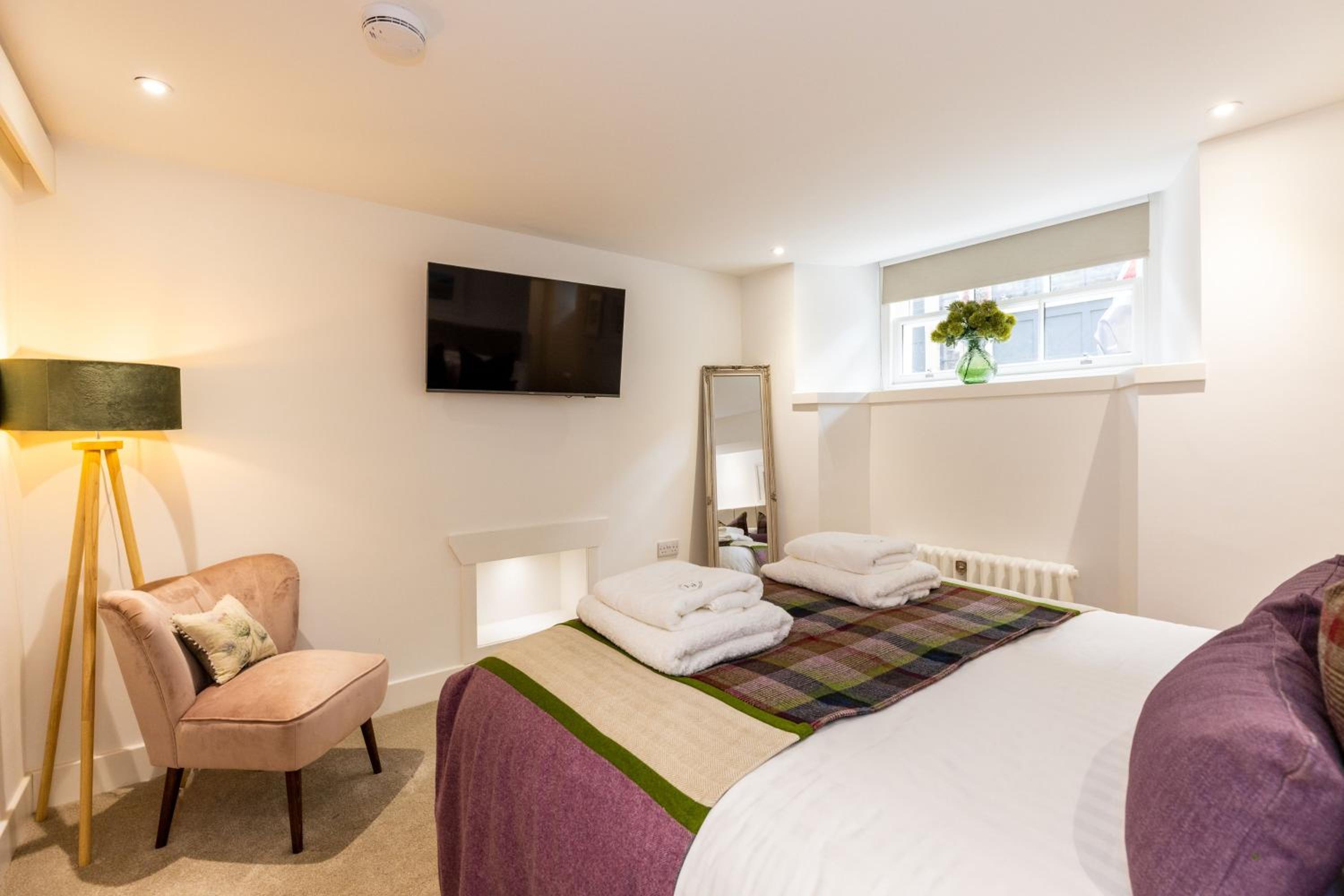 RÌGH Properties - Luxury West End Artisan Apartment