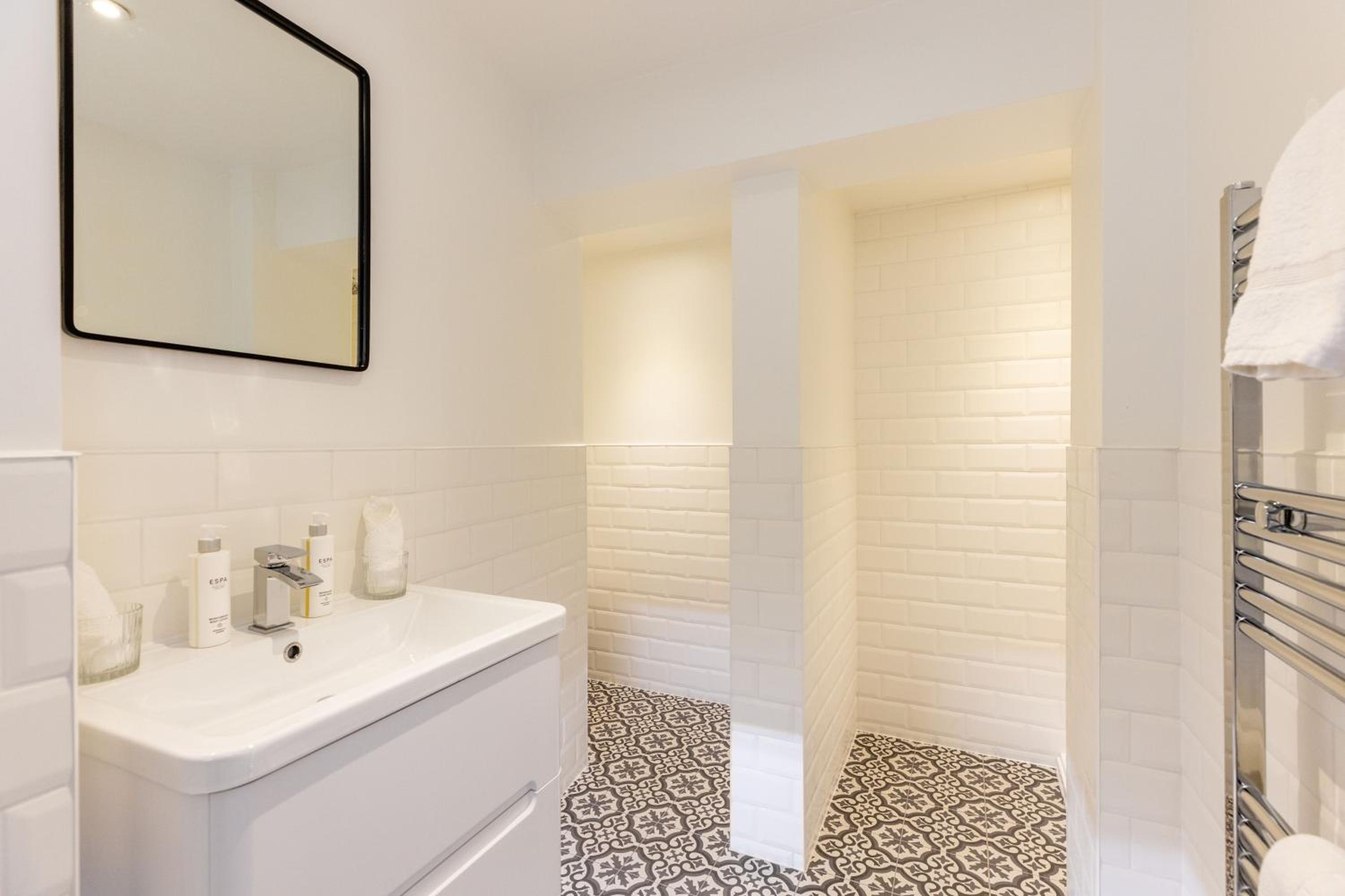 RÌGH Properties - Luxury West End Artisan Apartment