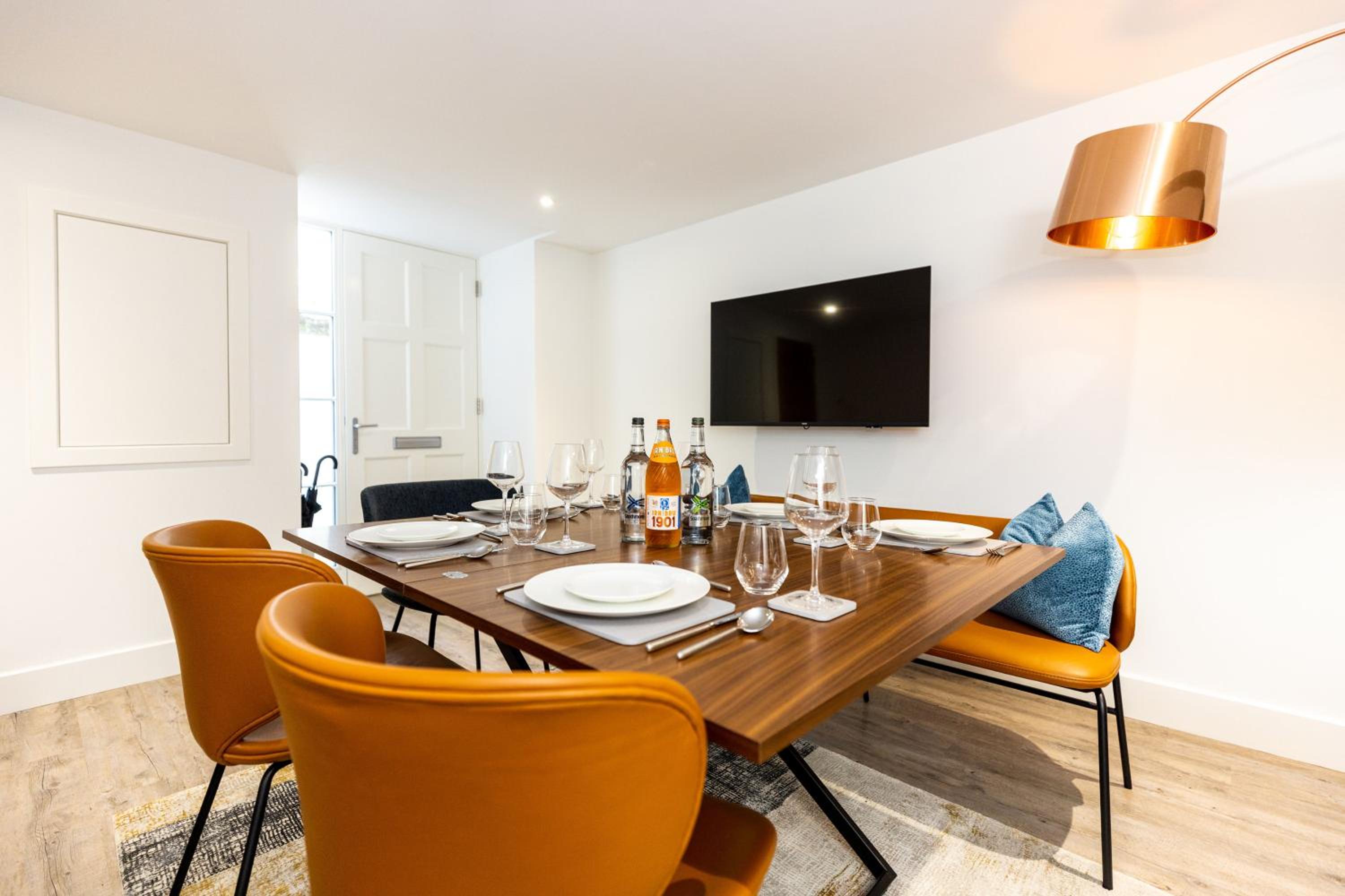 RÌGH Properties - Luxury West End Artisan Apartment