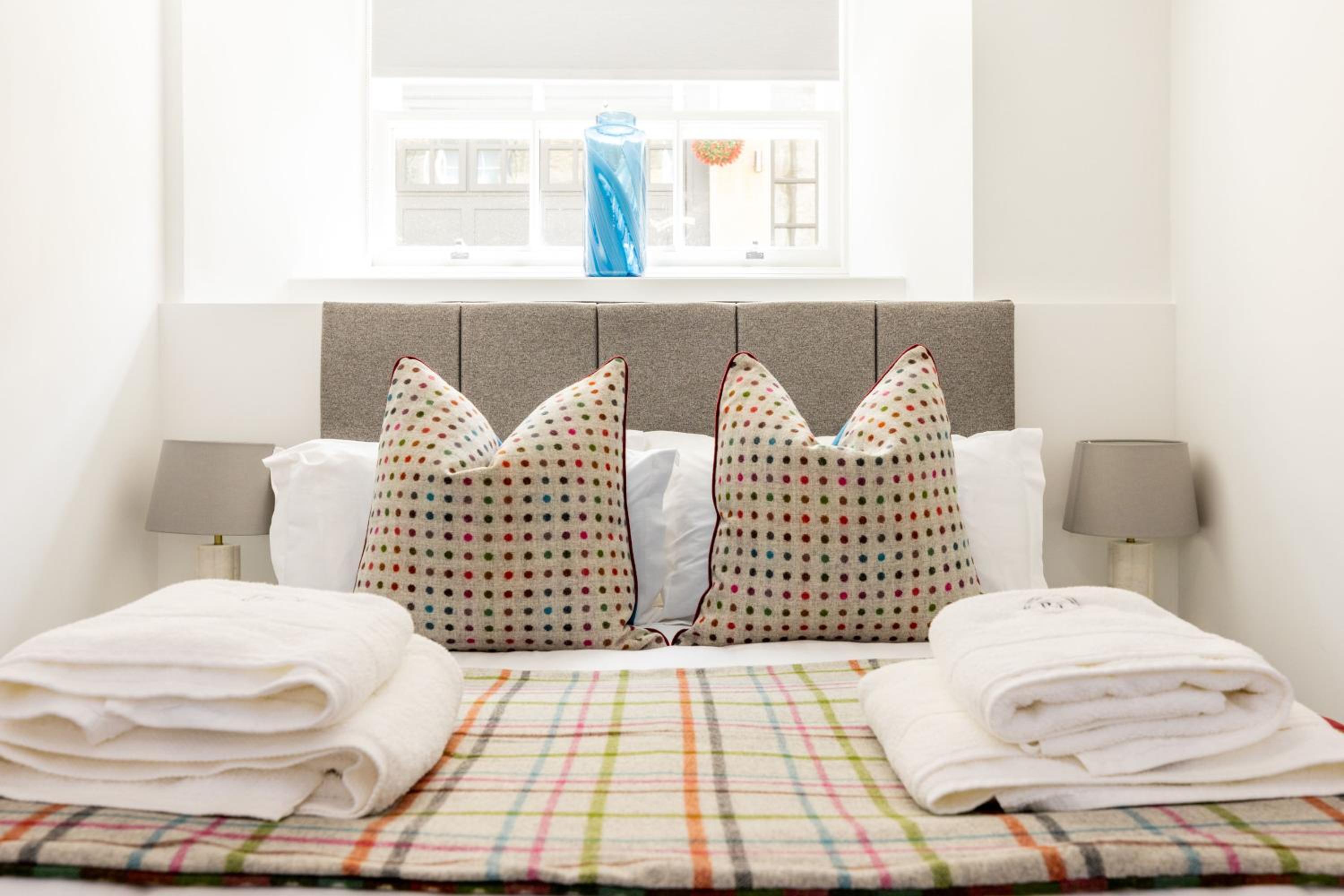 RÌGH Properties - Luxury West End Artisan Apartment