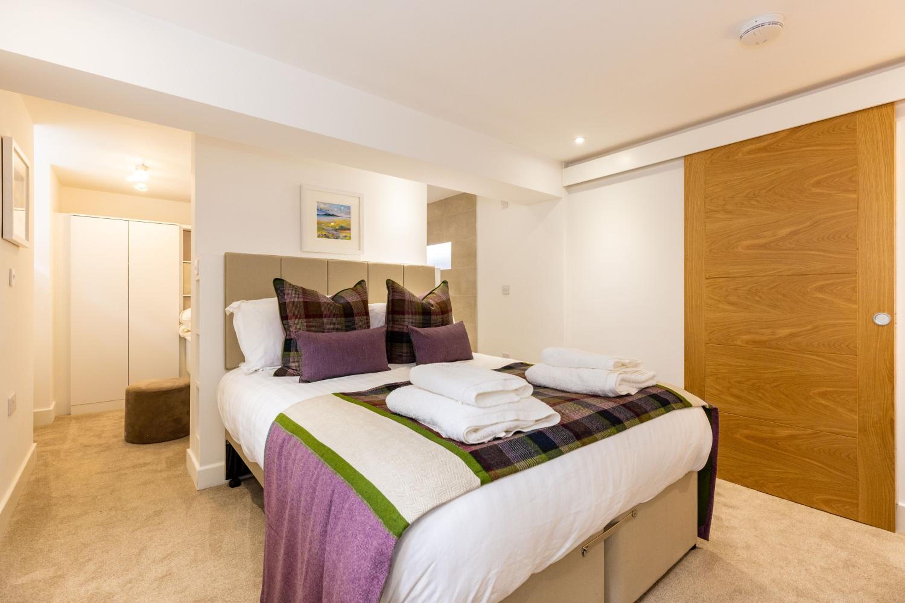 RÌGH Properties - Luxury West End Artisan Apartment