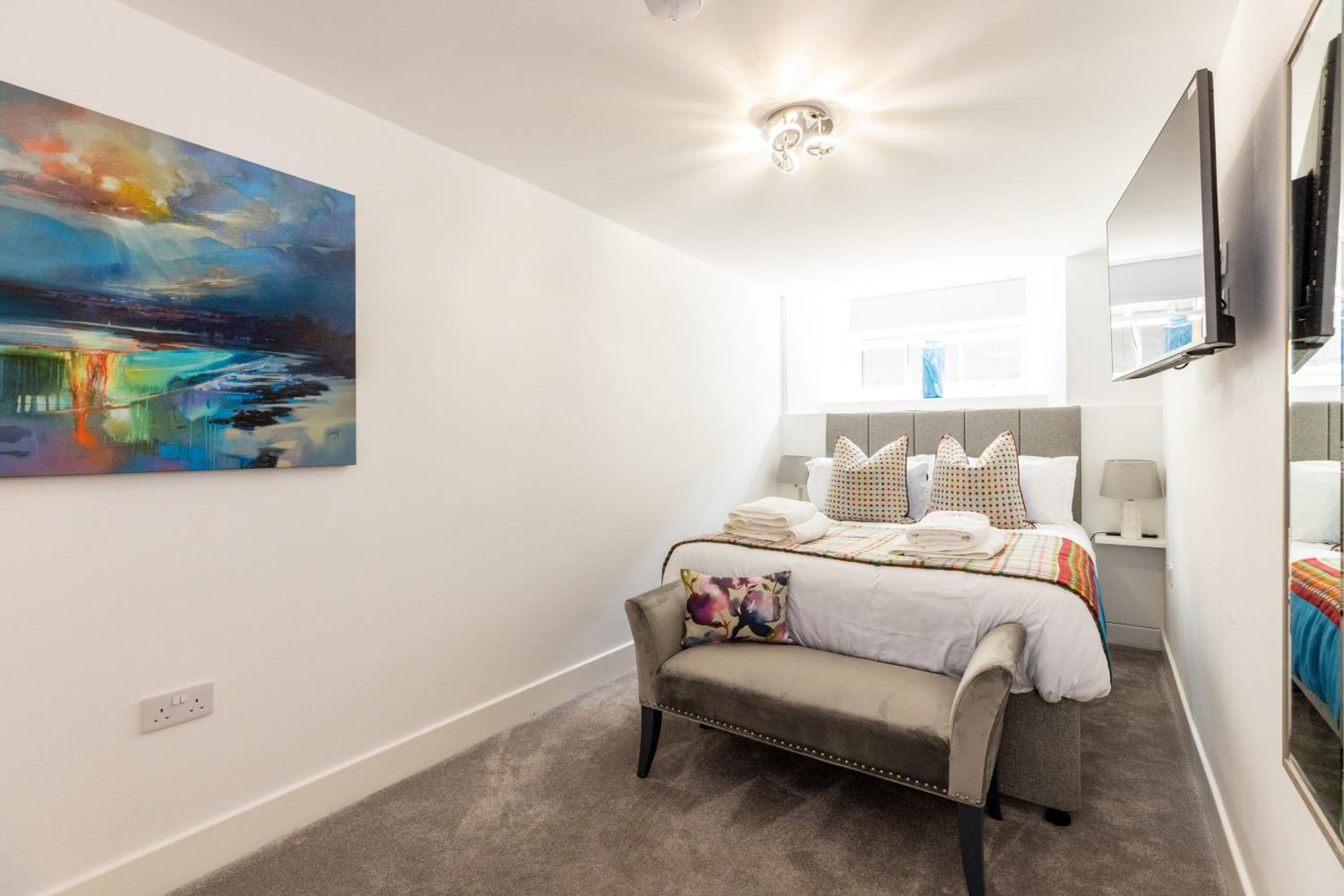 RÌGH Properties - Luxury West End Artisan Apartment