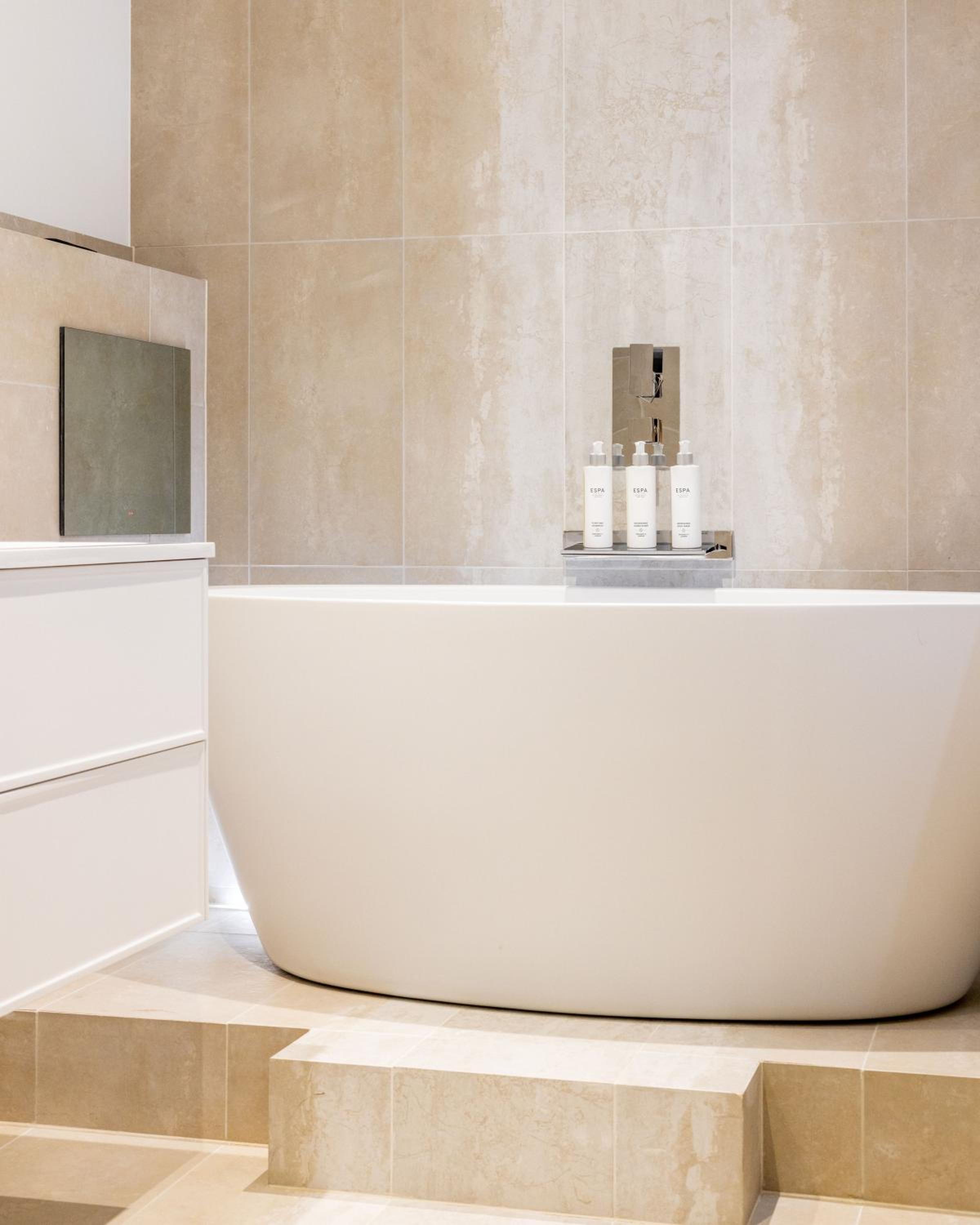 RÌGH Properties - Luxury West End Artisan Apartment